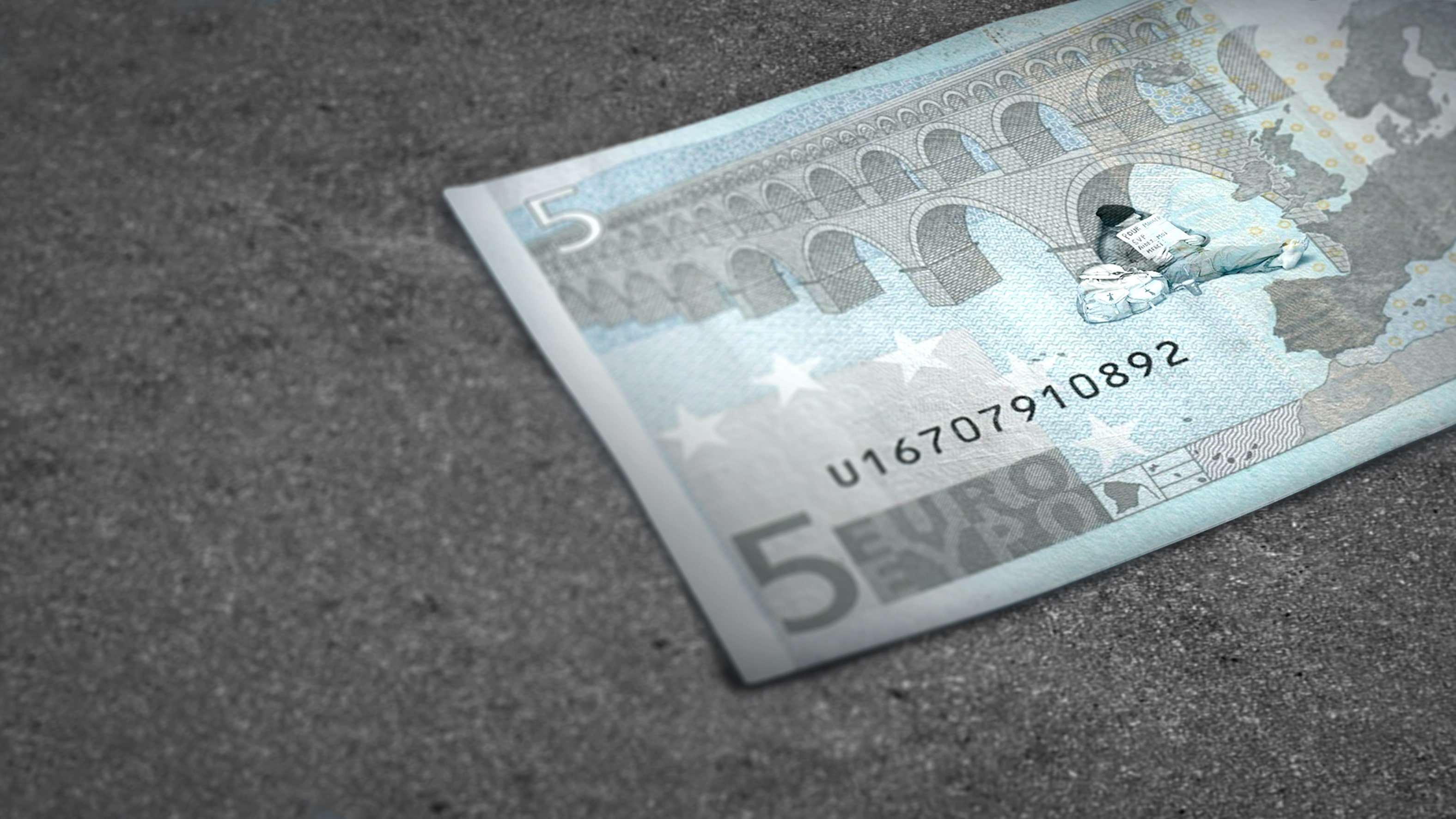 Street action with fake banknotes of the french Samu Social © Pierre d'Alteroche