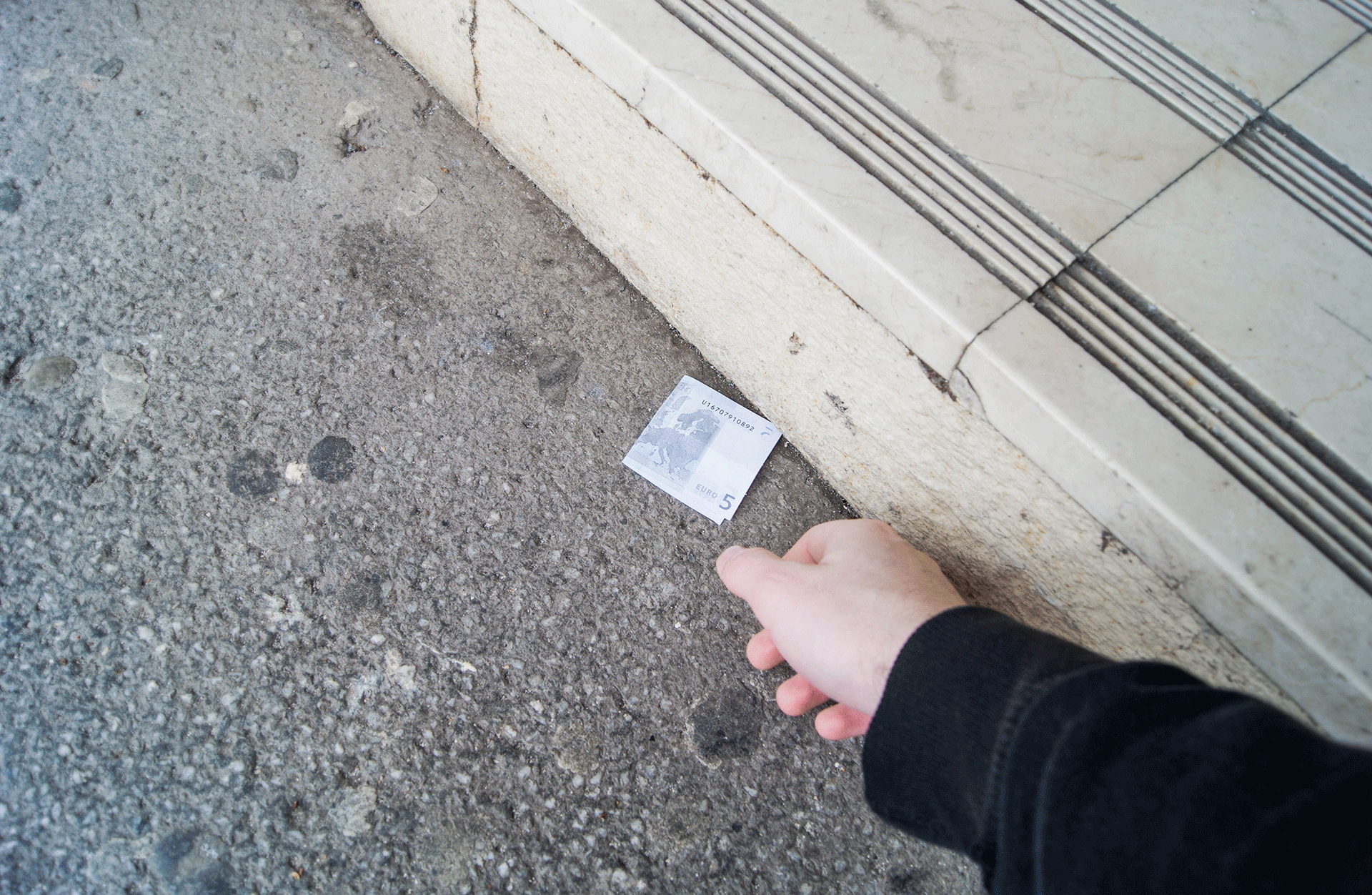 Street action with fake banknotes of the french Samu Social © Pierre d'Alteroche